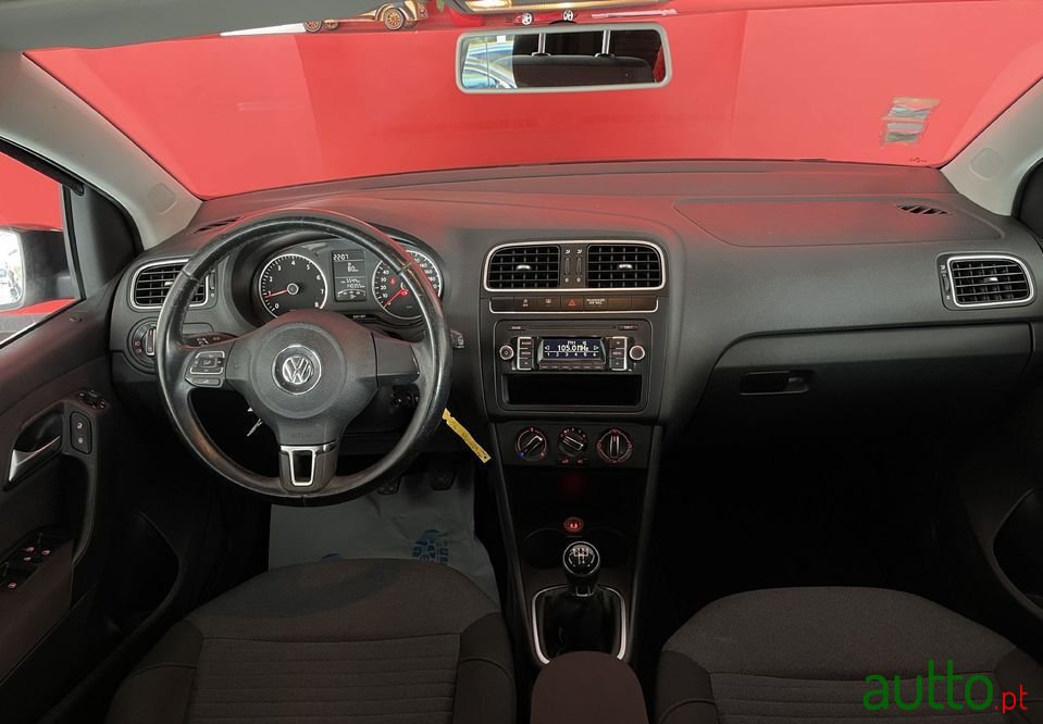 2013' Volkswagen Polo photo #6