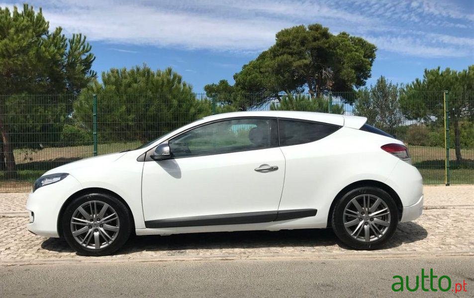 2011' Renault Megane photo #1