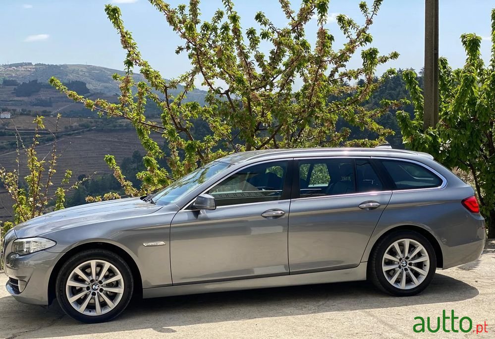 2011' BMW 520 photo #2