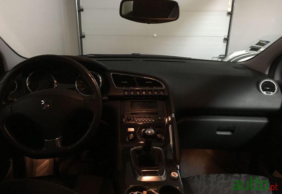 2009' Peugeot 3008 1.6 Hdi Premium photo #2