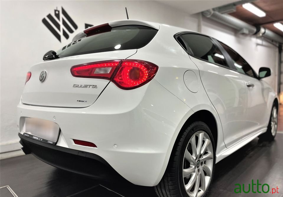 2016' Alfa Romeo Giulietta photo #6