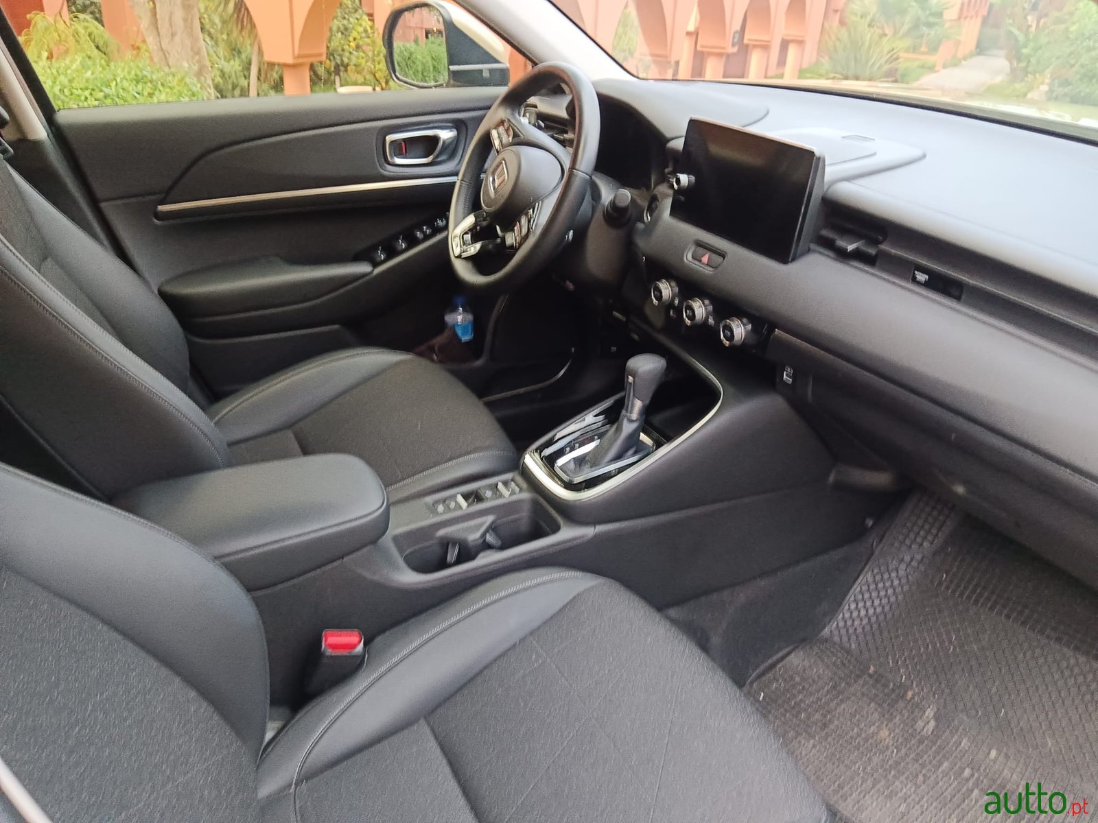 2022' Honda HR-V Luxury photo #5