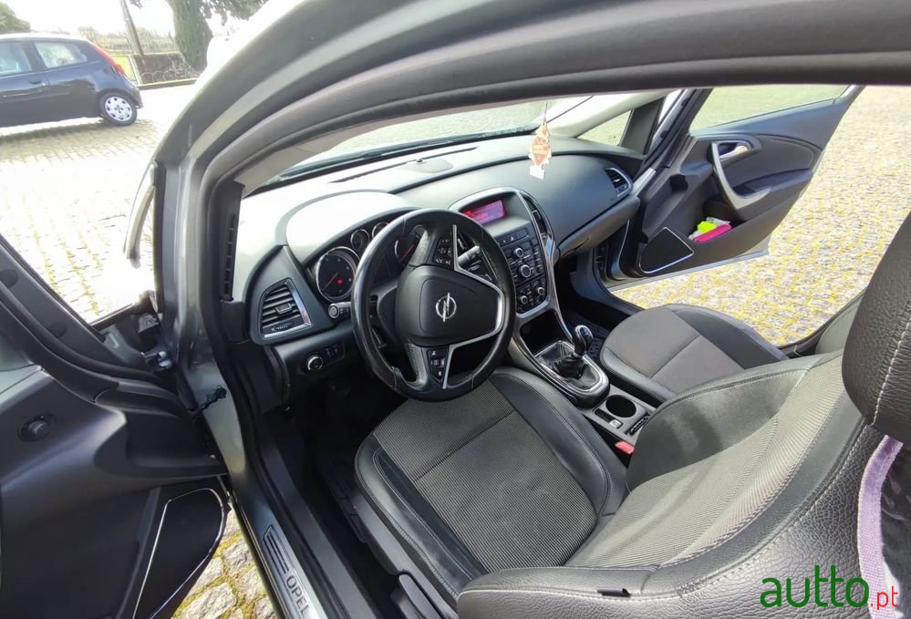 2011' Opel Astra Sports Tourer photo #4