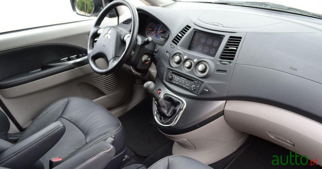 2005' Mitsubishi Grandis photo #2