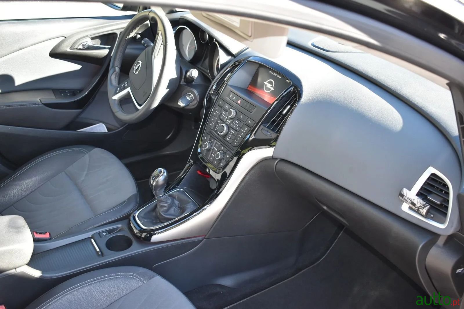 2015' Opel Astra photo #3