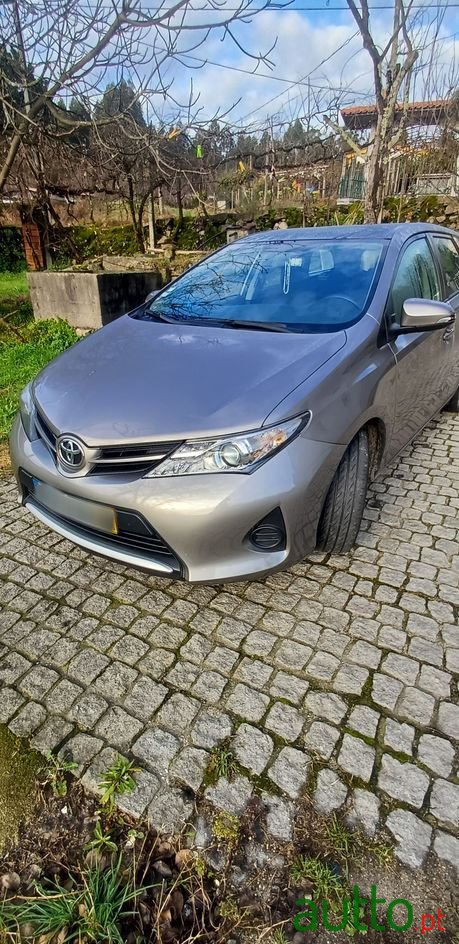 2014' Toyota Auris Touring Sports photo #5