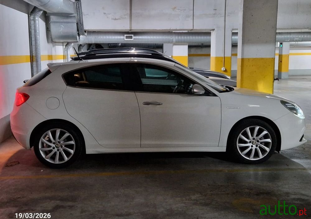 2011' Alfa Romeo Giulietta photo #5