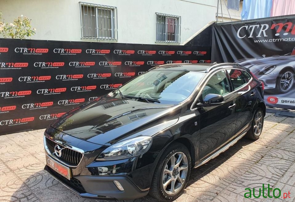 2017' Volvo V40 Cross Country photo #2