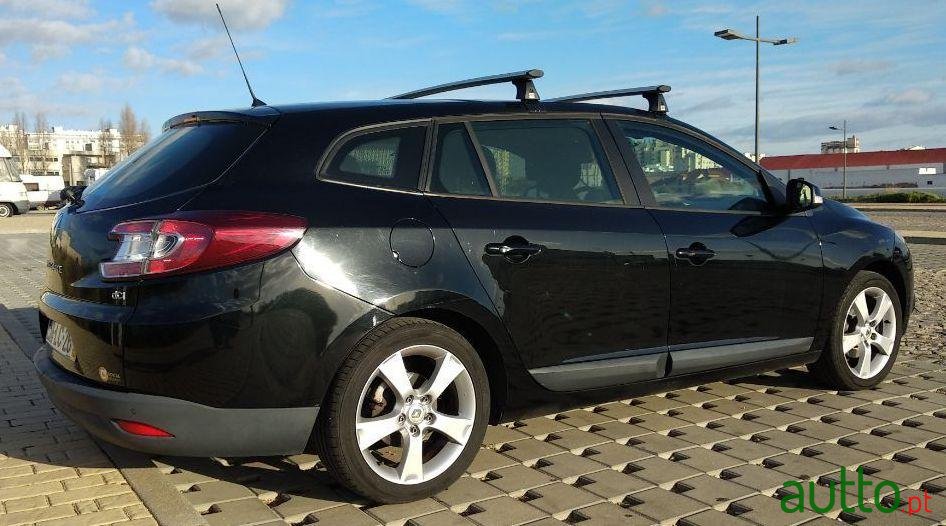 2010' Renault Megane Sport Tourer photo #2