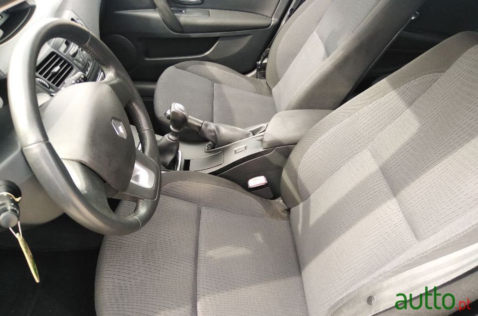 2008' Renault Laguna Break photo #3