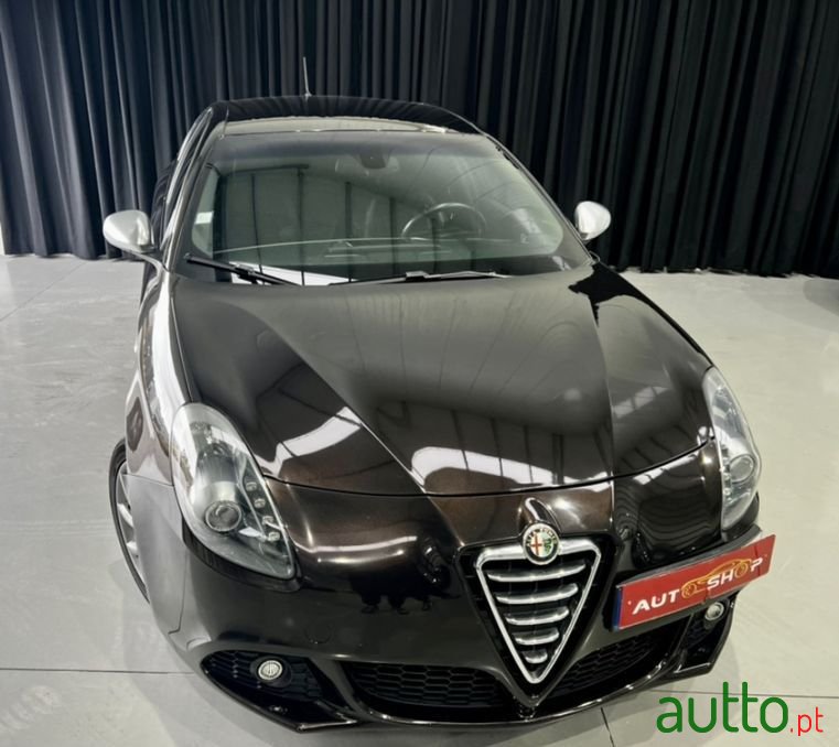 2011' Alfa Romeo Giulietta photo #2