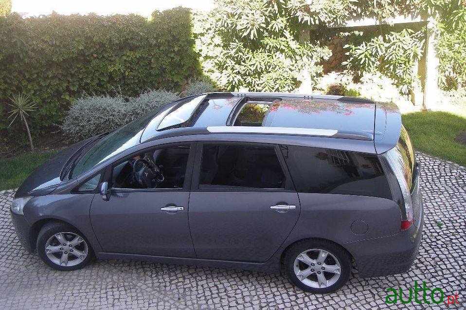 2008' Mitsubishi Grandis photo #2