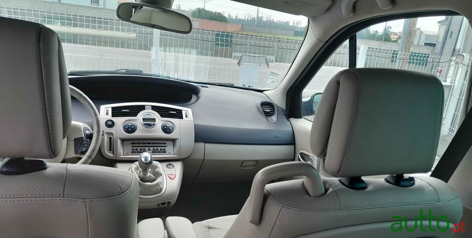 2008' Renault Grand Scenic photo #2