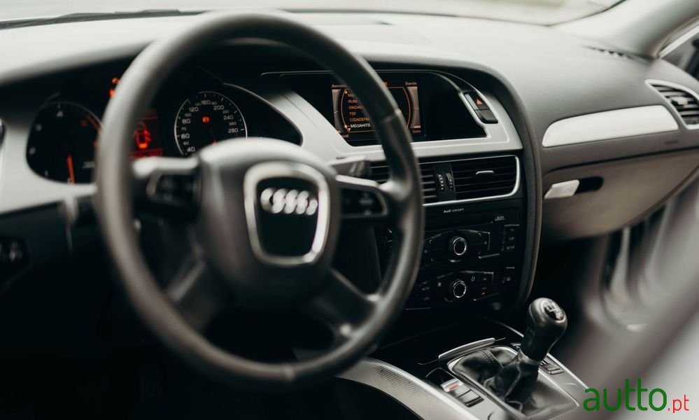 2010' Audi A4 Avant photo #2