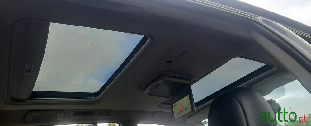 2008' Mitsubishi Grandis photo #6