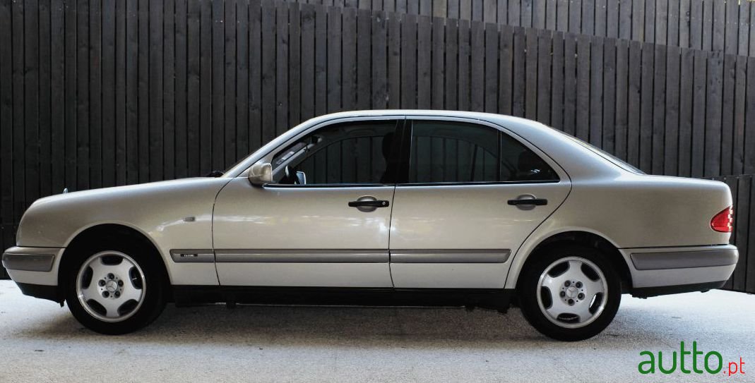 1999' Mercedes-Benz E-220 photo #2