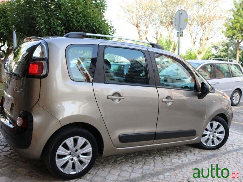 2010' Citroen C3 Picasso photo #1