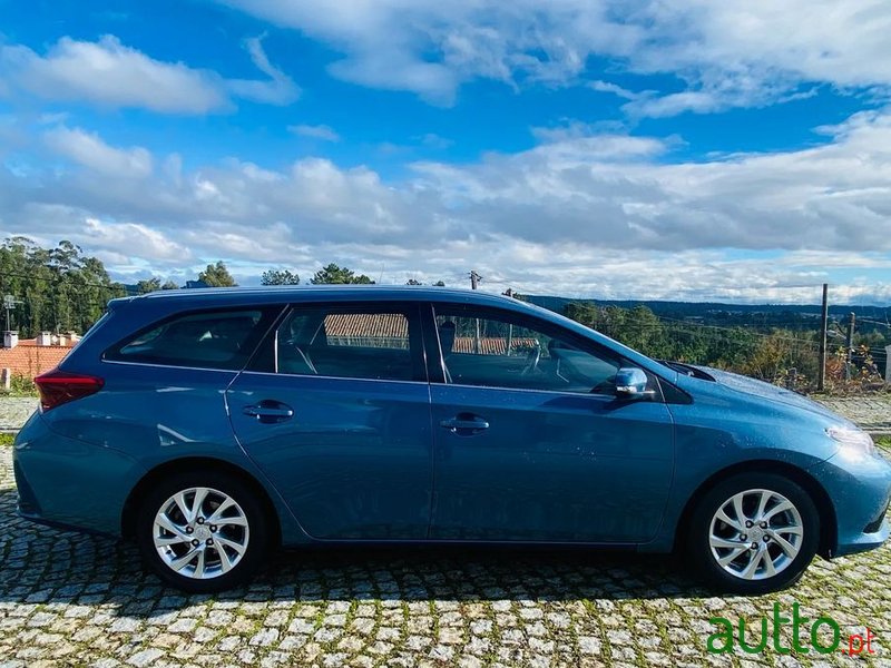 2016' Toyota Auris Touring Sports photo #3