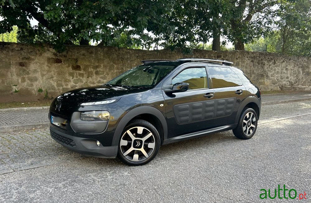 2015' Citroen C4 Cactus 1.2 Puretech Shine photo #3