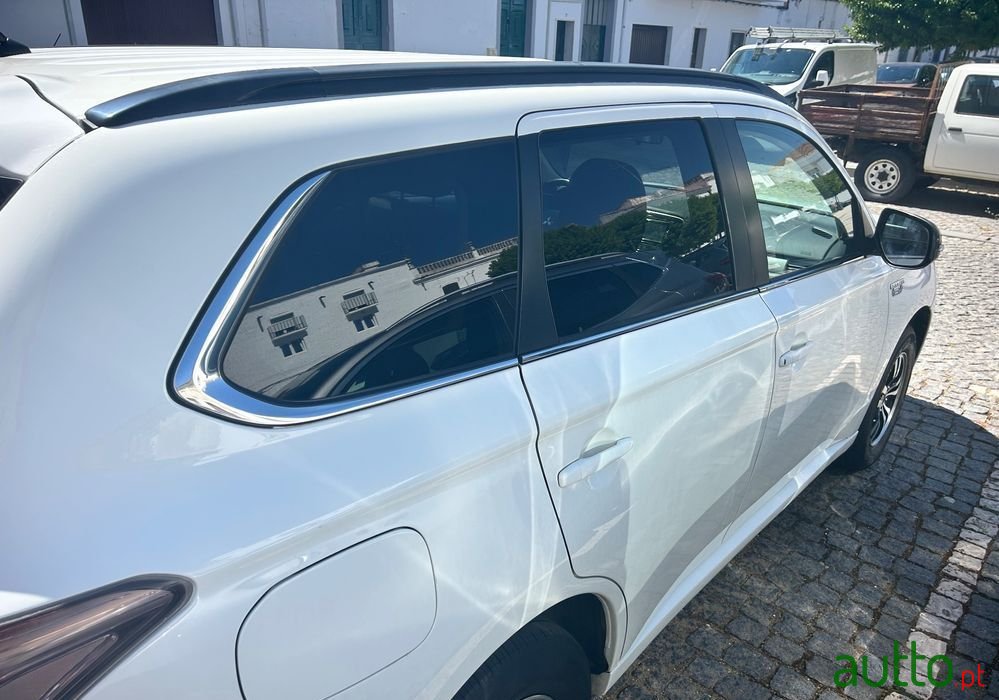 2014' Mitsubishi Outlander photo #2