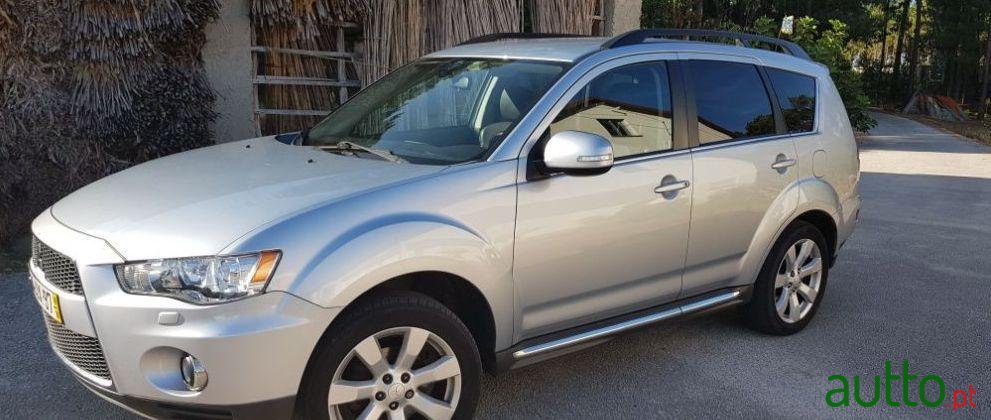 2010' Mitsubishi Outlander photo #2