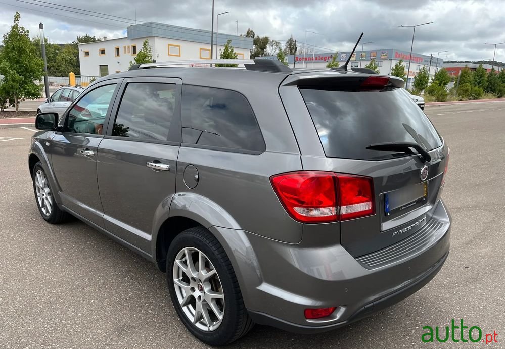 2013' Fiat Freemont photo #2