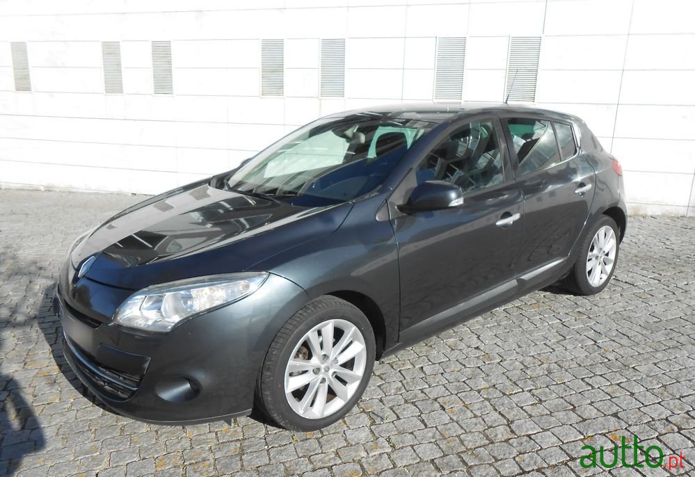 2011' Renault Megane photo #1