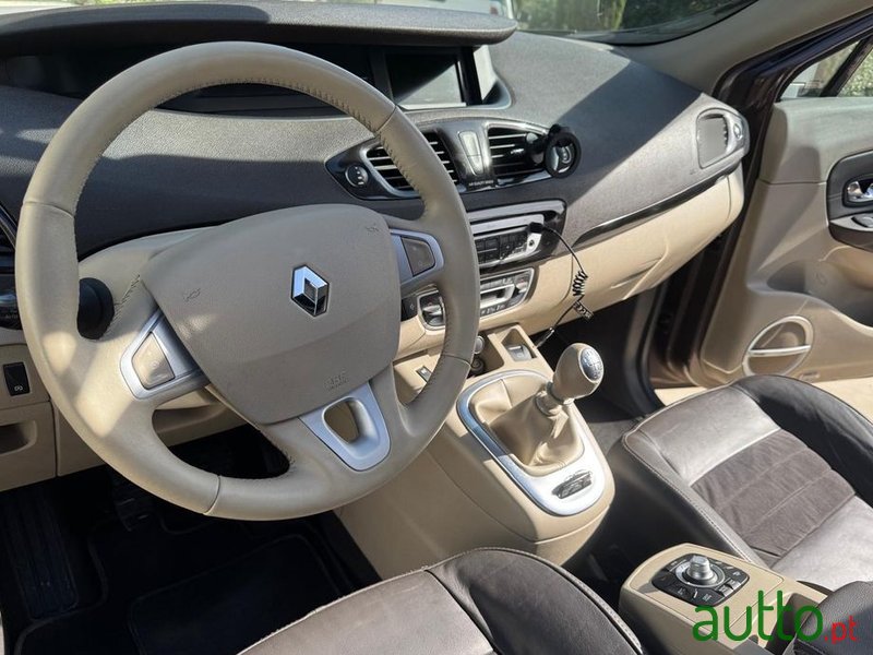 2012' Renault Grand Scenic photo #2