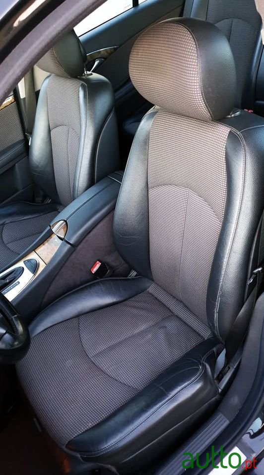 2005' Mercedes-Benz E 220 photo #5