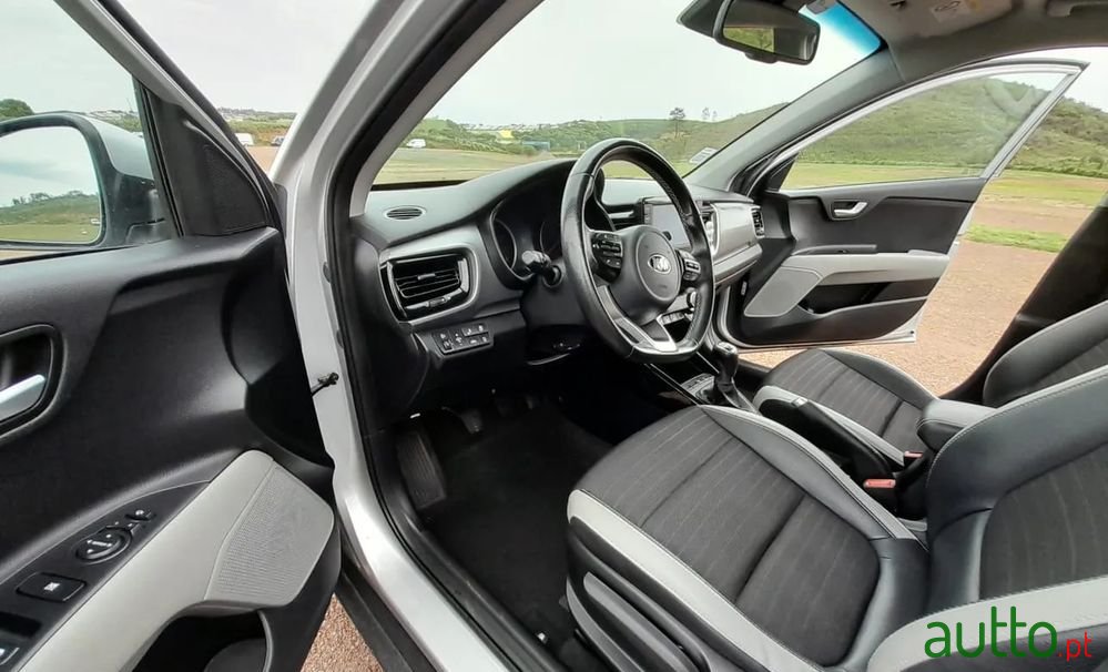 2020' Kia Stonic 1.0 T-Gdi Tech photo #5
