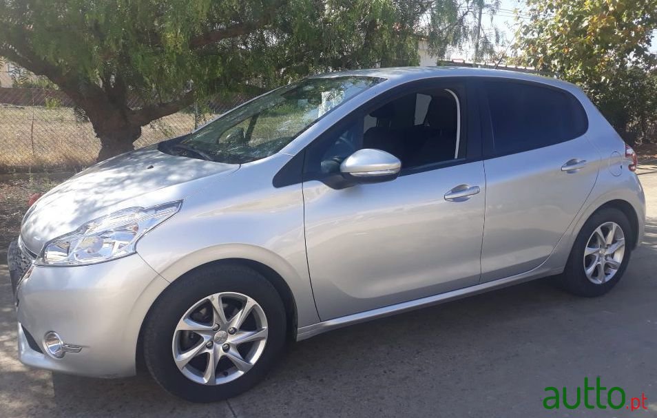 2014' Peugeot 208 photo #2