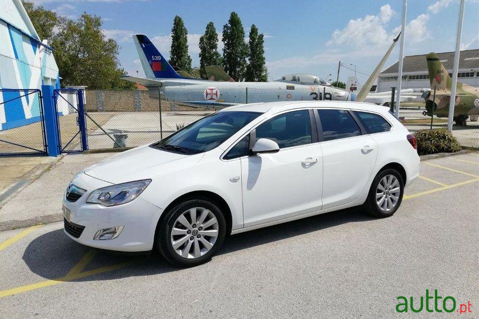 2012' Opel Astra-Sports-Tourer photo #1