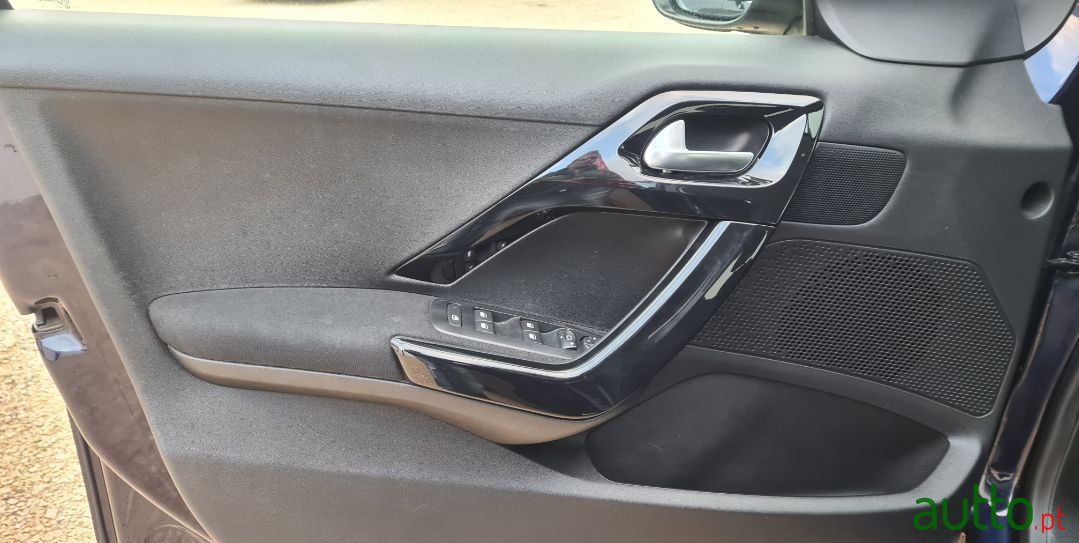 2018' Peugeot 208 photo #6