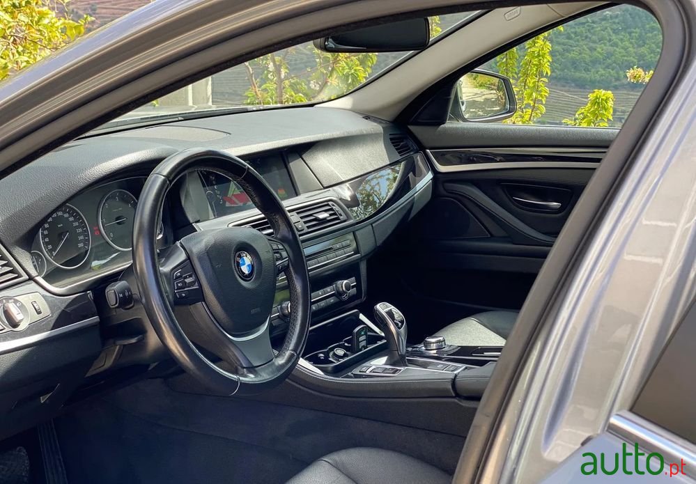 2011' BMW 520 photo #4