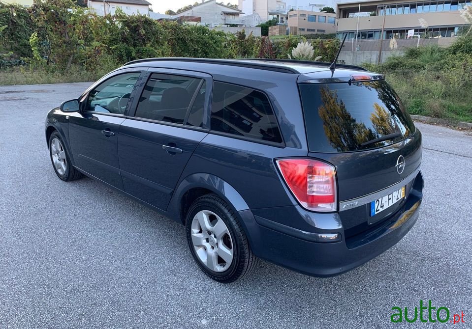 2008' Opel Astra Caravan photo #3