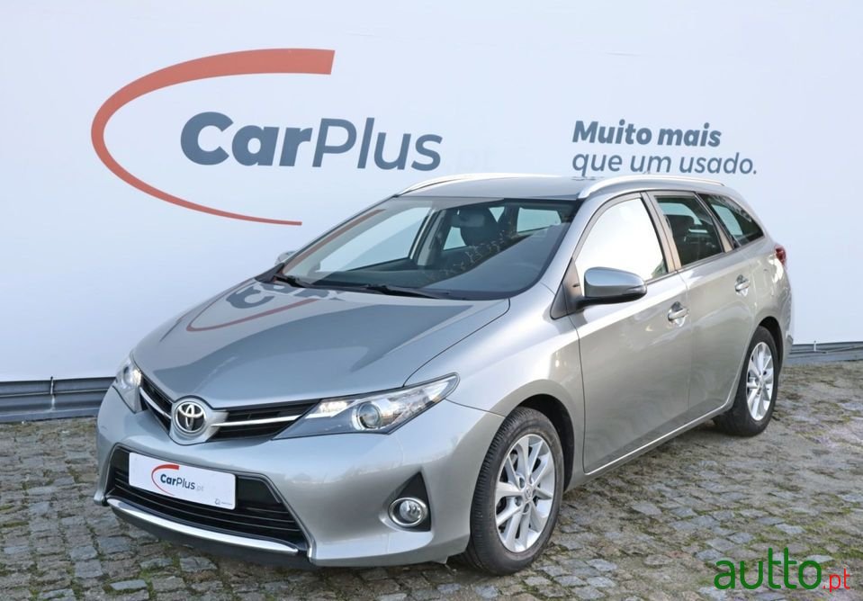2014' Toyota Auris Touring Sports photo #1