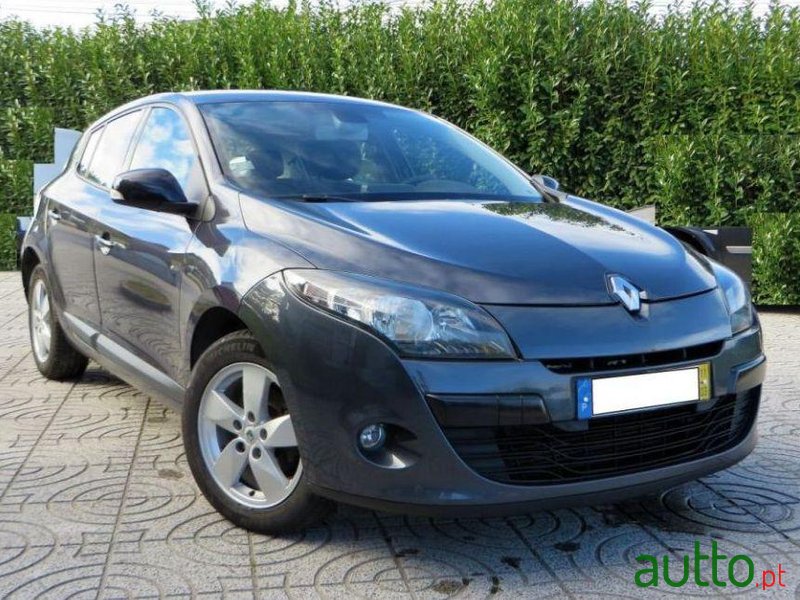 2011' Renault Megane photo #1