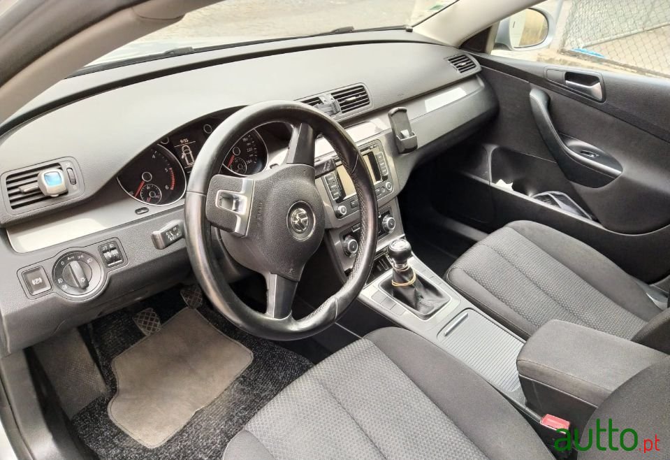 2010' Volkswagen Passat photo #5