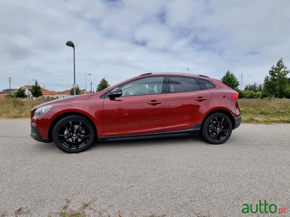 2014' Volvo V40 Cross Country photo #3