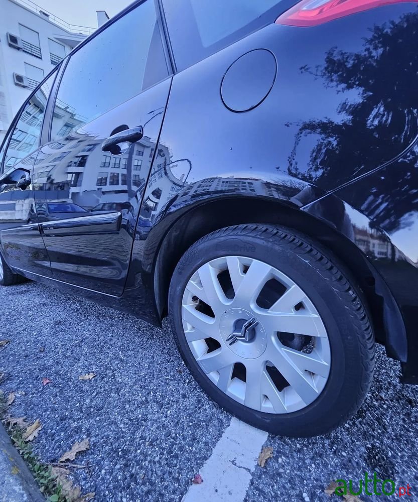 2010' Citroen C4 Picasso photo #3