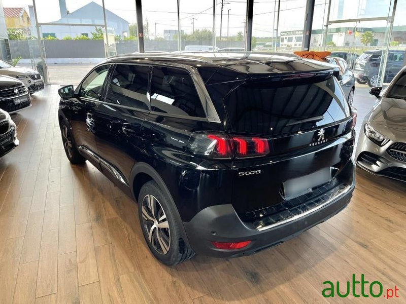 2022' Peugeot 5008 photo #2