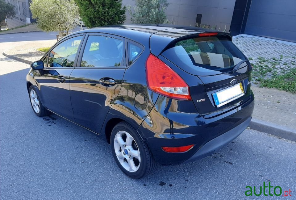 2011' Ford Fiesta photo #2
