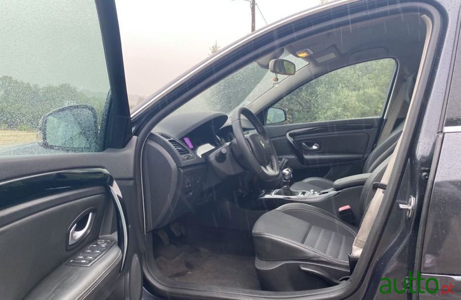 2011' Renault Laguna photo #1