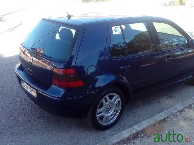 2001' Volkswagen Golf photo #3