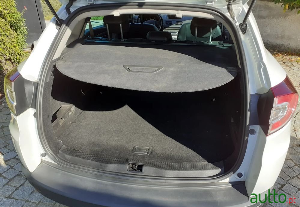 2014' Renault Megane Sport Tourer photo #5