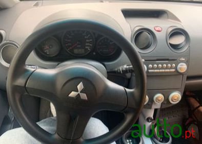 2005' Mitsubishi Colt photo #2