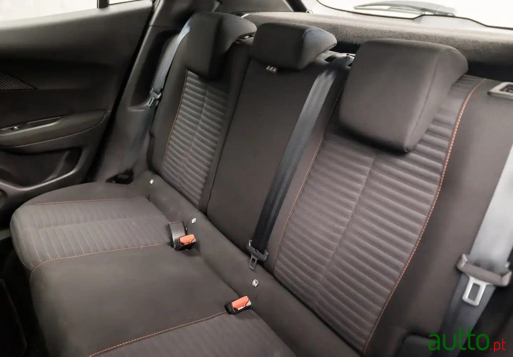 2021' Peugeot 2008 photo #5