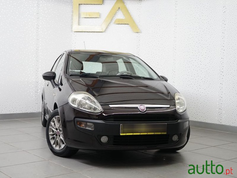 2011' Fiat Punto Evo photo #1