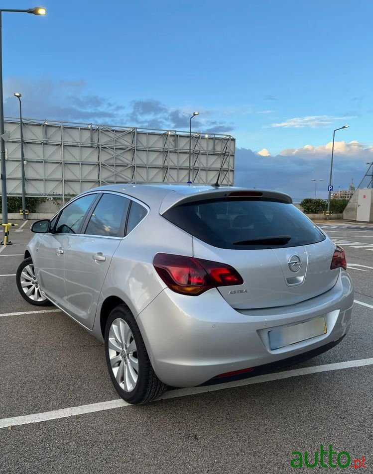 2011' Opel Astra 1.4 Cosmo photo #3