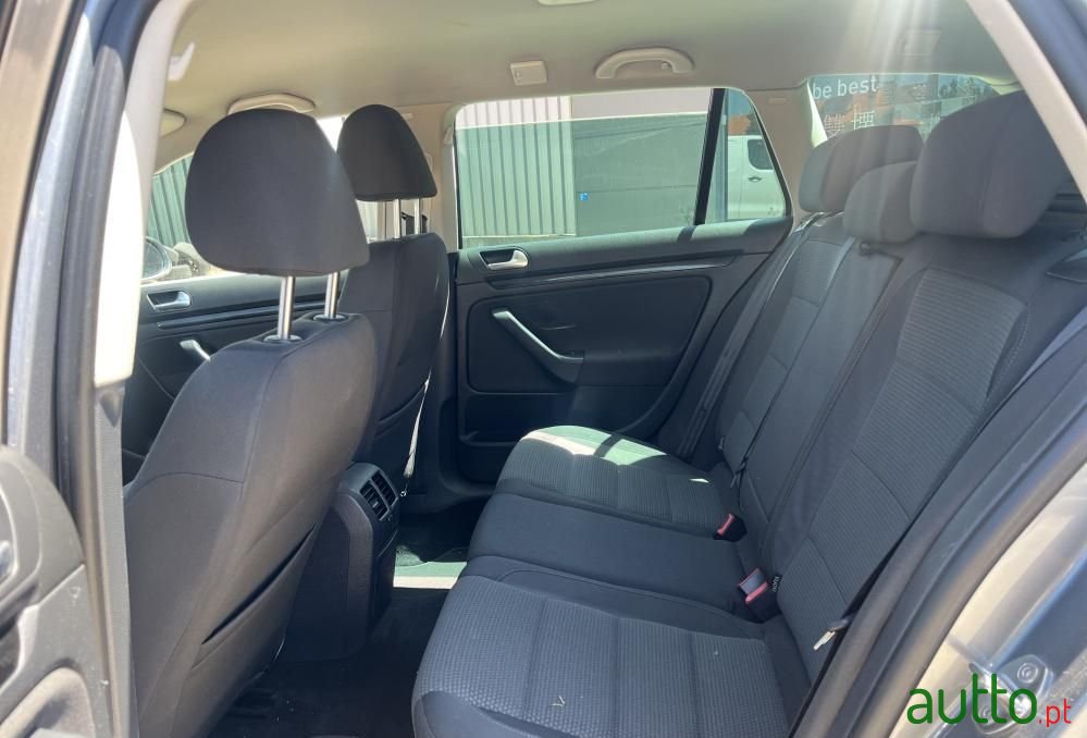 2011' Volkswagen Golf Sportsvan photo #3